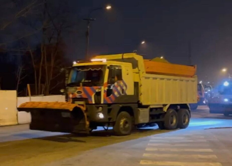 Крижаний дощ зі снігом у Дніпрі: на дорогах працює спецтехніка