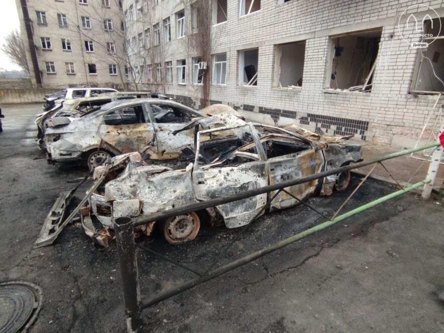 Ворожа атака по Дніпру 6 січня: згоріли майже 20 автомобілів - Наше Місто