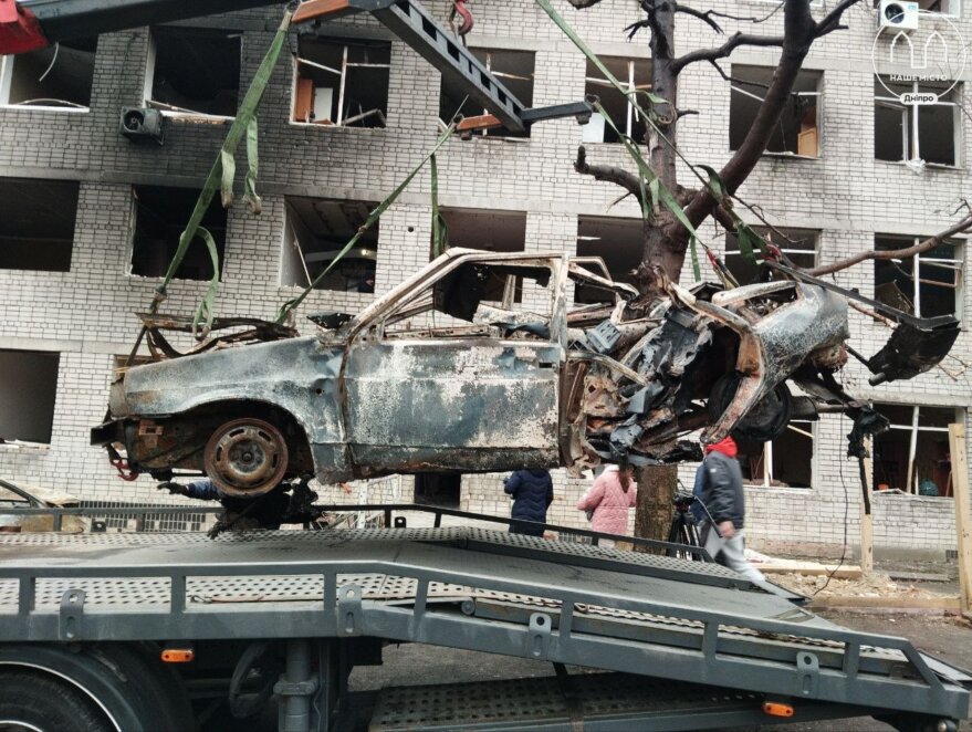 Ворожа атака по Дніпру 6 січня: згоріли майже 20 автомобілів - Наше Місто