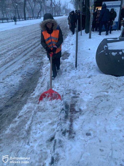 У Дніпрі на міських автошляхах спецтехніка продовжує працювати цілодобово