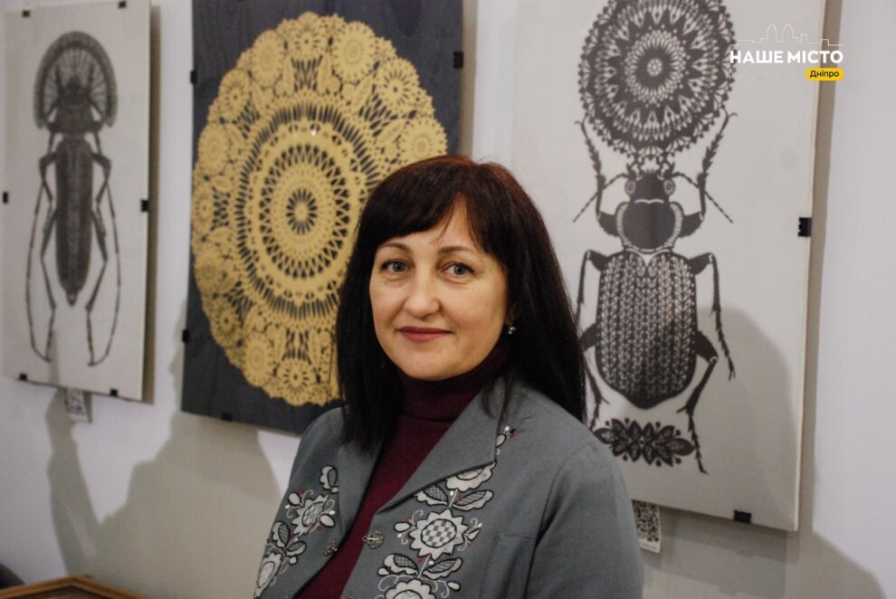 Красені-жуки з папіру: у Дніпровському будинку мистецтв відкрилась виставка витинанок