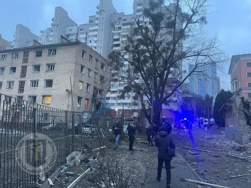 Ворог здійснив ракетну атаку на Київ: є постраждалі та жертви