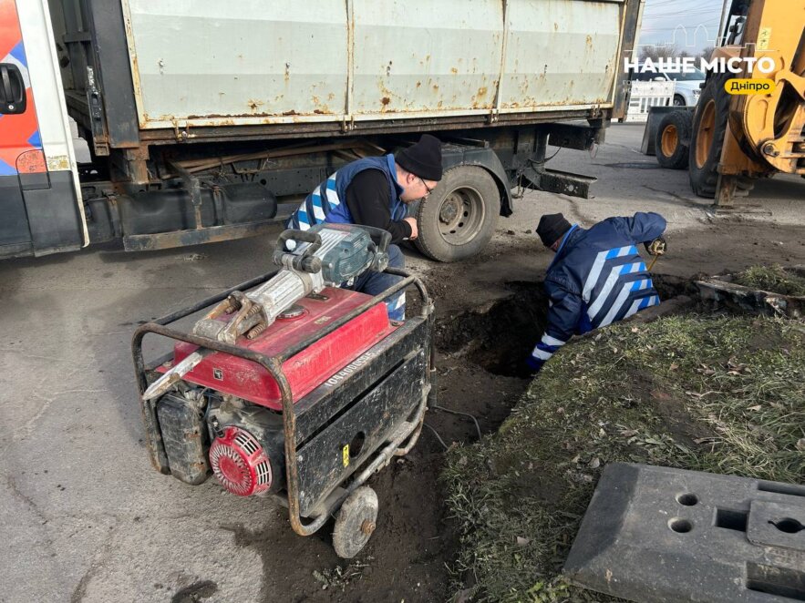 У Дніпрі по вул. Донецьке шосе ремонтують та очищують зливову каналізацію