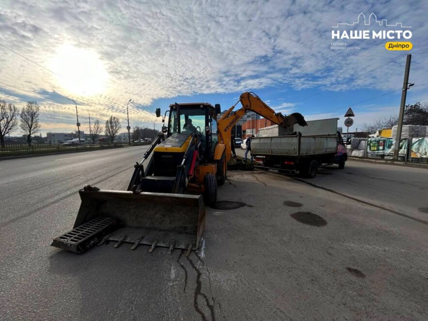 У Дніпрі по вул. Донецьке шосе ремонтують та очищують зливову каналізацію