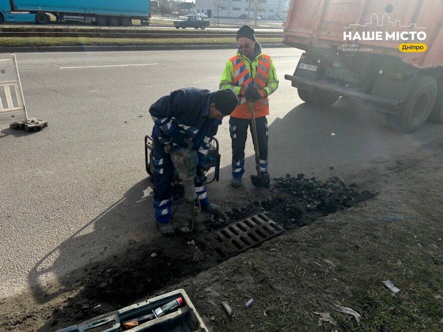 У Дніпрі по вул. Донецьке шосе ремонтують та очищують зливову каналізацію