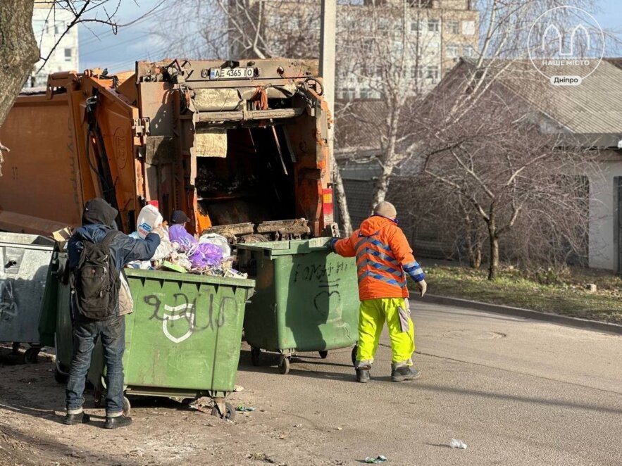 как вывозят мусор в Днепре