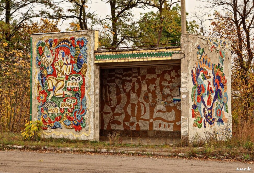 Казаки с дудочками и украинки с кобзами: днепрянка показала фото уникальных мозаичных остановок