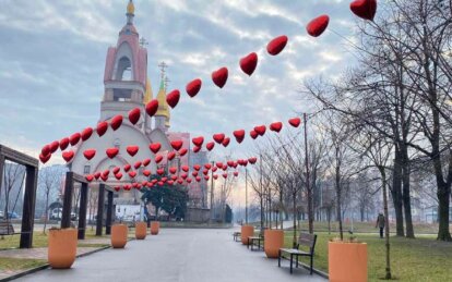 Святкові фотозони і романтична музика просто неба: у Дніпрі сквер Усачова прикрасили до Дня закоханих