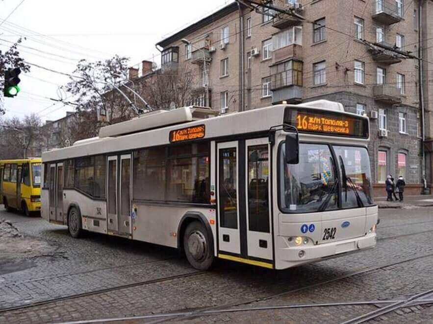 Як працює громадський транспорт у Дніпрі 23 лютого