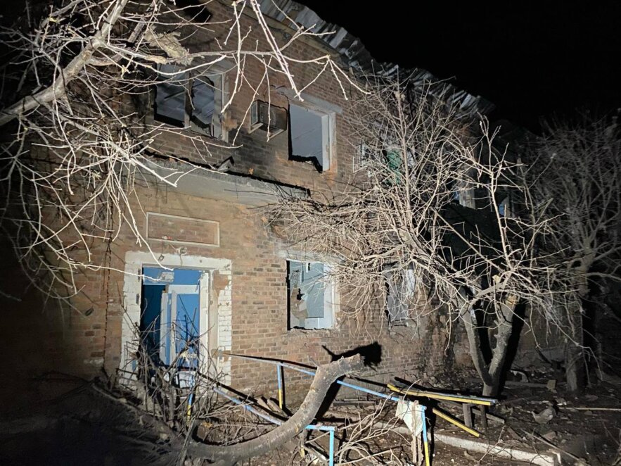 Окупанти вдарили авіабомбами по цивільній лікарні на Харківщині: постраждали люди