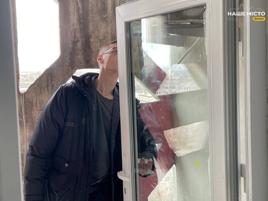У Дніпрі у будинку по вул. Алана Шепарда, 9 встановили майже 180 вікон і дверей, які вилетіли під час обстрілу