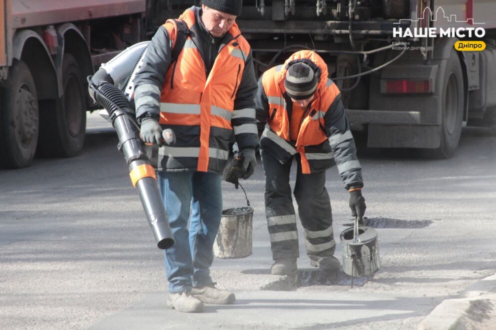 У Дніпрі вулиці ремонтують методом «холодного асфальтування»