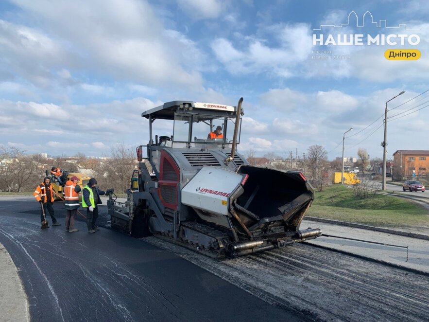 В Дніпрі стартував поточний ремонт доріг гарячим асфальтом