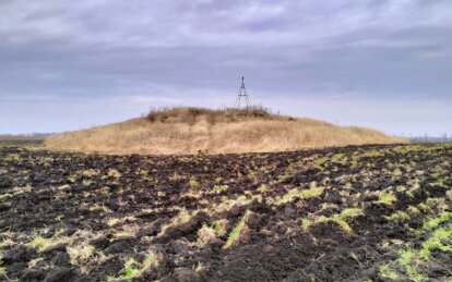 У Дніпропетровській області чорні археологи у пошуках скарбів руйнують курганний могильник