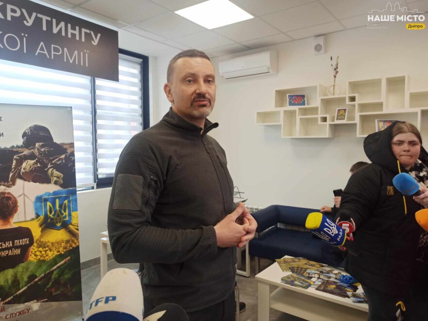 У Дніпрі проводять рекрутинг в українську армію: як місто допомагає обороні країни