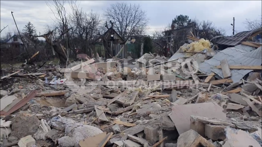 Жахливі наслідки ворожого обстрілу Кам'янського: зруйновані будинки та понівечені автівки