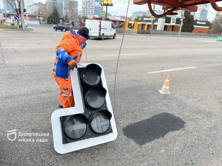 На ж/м Червоний Камінь з'явився новий світлофор - Наше Місто