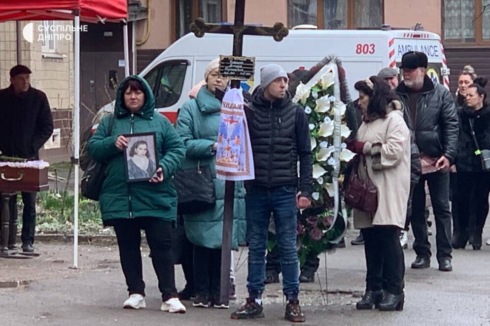 В Кривом Роге прощаются с женщиной, погибшей в результате ракетной атаки по городу 12 марта