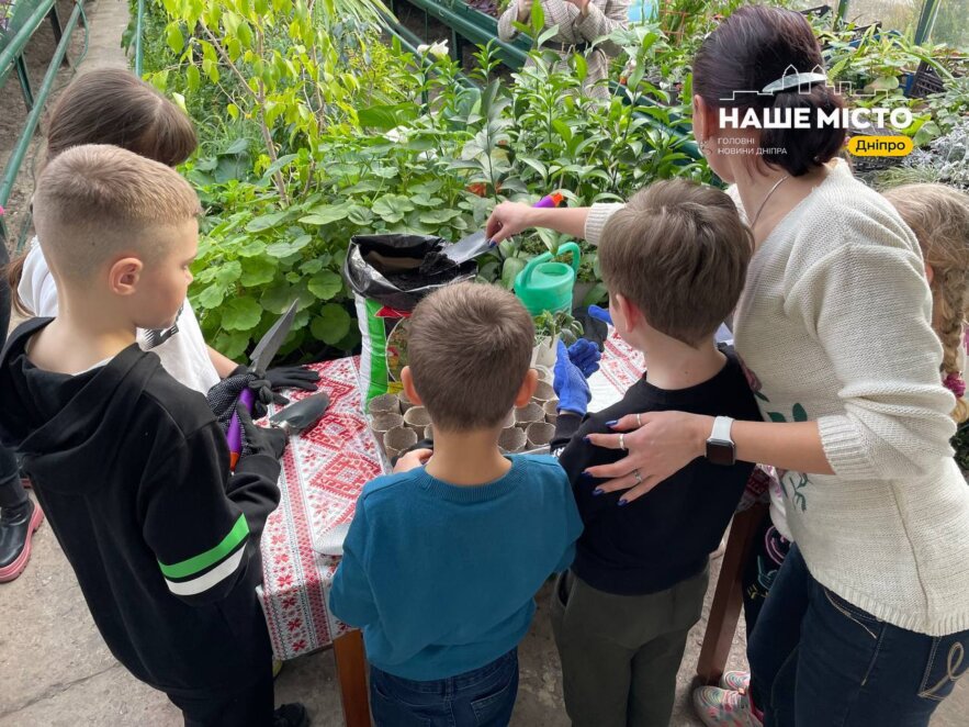 У Дніпрі до дня весняного рівнодення висадили квіти у теплиці закладу позашкільної освіти