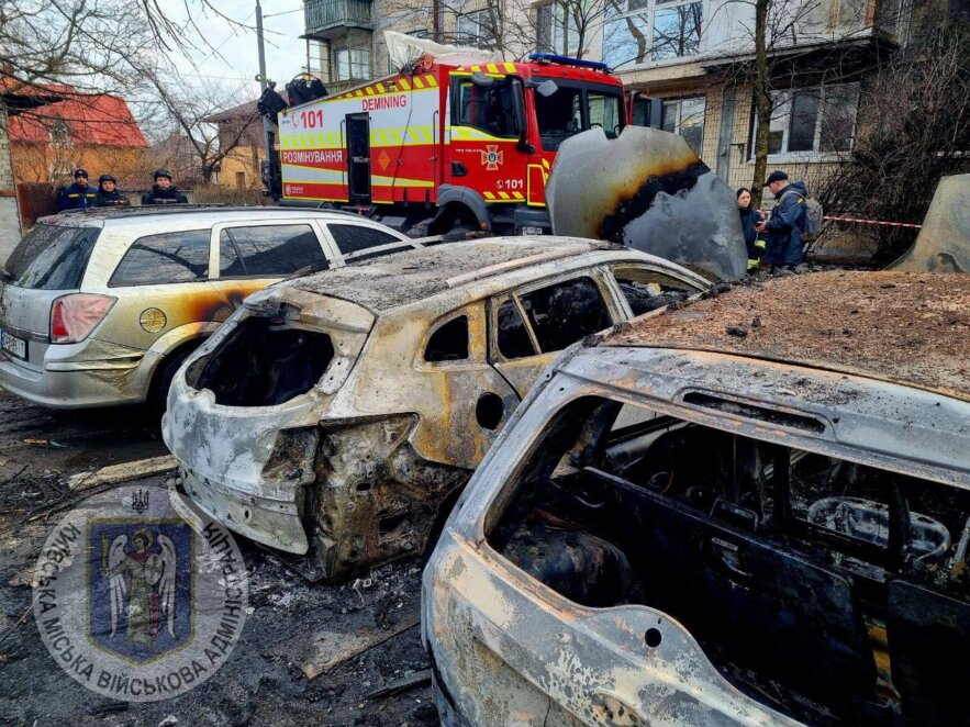 Ракетная атака на Киев: повреждены жилые дома и авто, есть пострадавшие