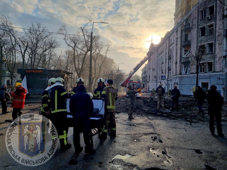 Ракетная атака на Киев: повреждены жилые дома и авто, есть пострадавшие