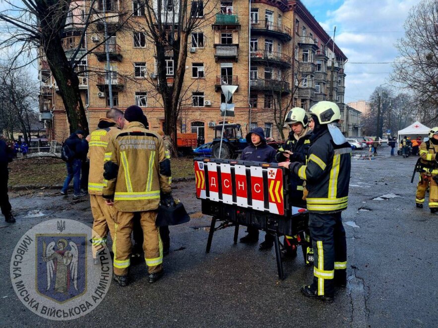 Ракетная атака на Киев: повреждены жилые дома и авто, есть пострадавшие