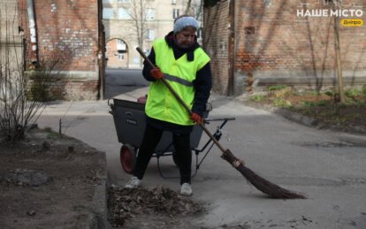 В Днепре городские дворы убирают 1400 дворников: как работается весной коммунальщикам