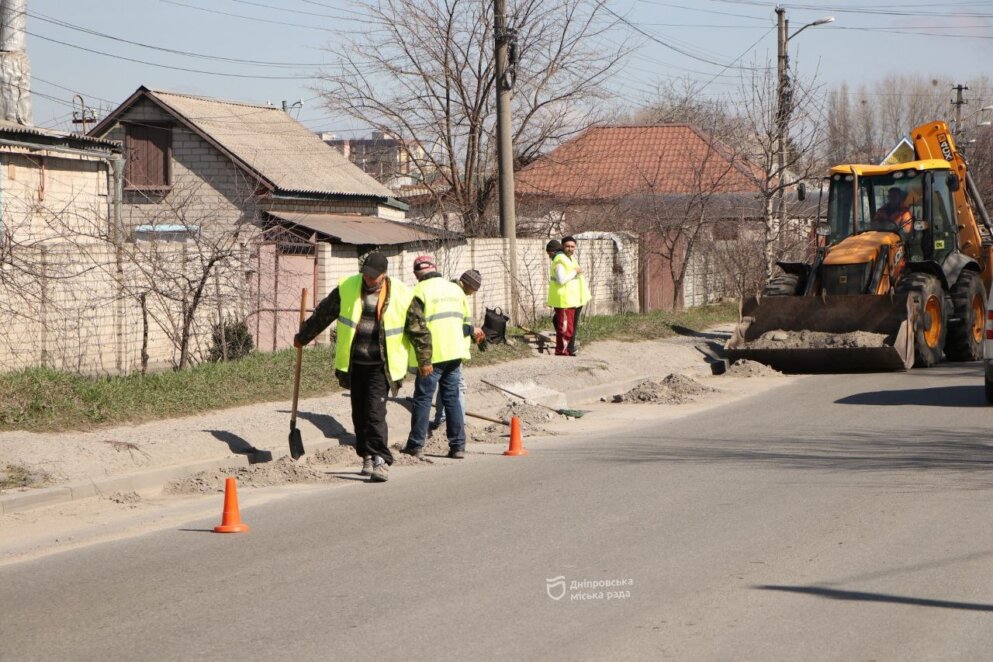 500 робітників 70 одиниць спецтехніки: комунальники Дніпра очищають дороги після зими