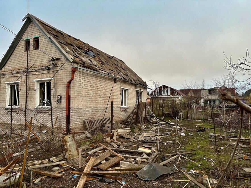 Оккупанты ночью обстреляли Запорожье: десятки домов повреждены, есть пострадавшие