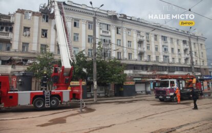 В Дніпрі комунальники долають наслідки ворожого удару