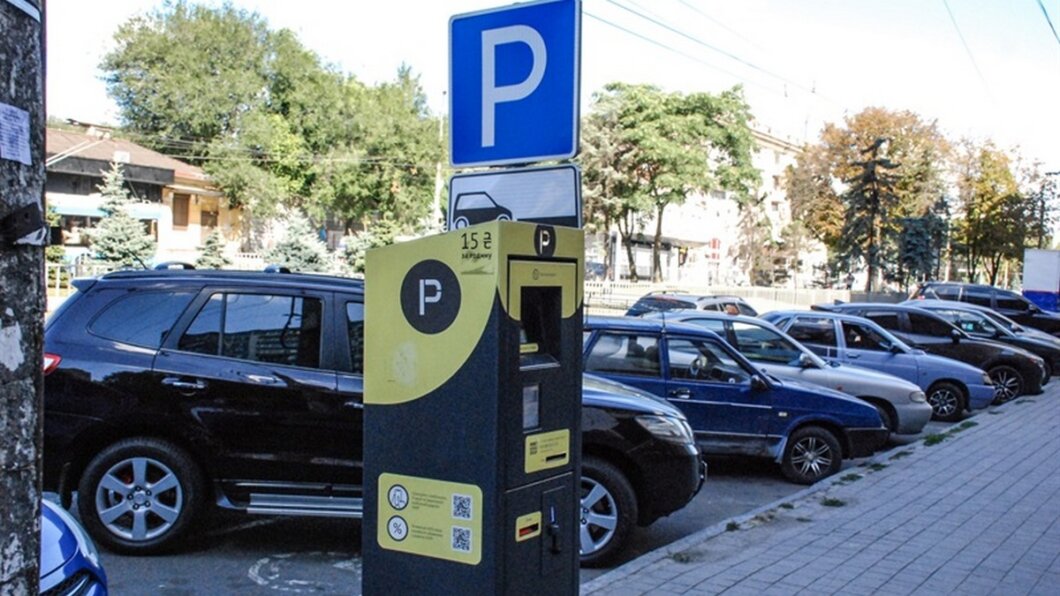 В Днепре снова стала платной парковка на площадках возле зон отдыха