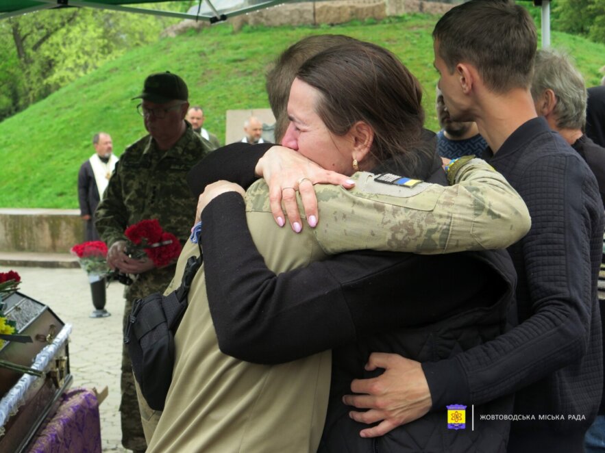 Провели в останню путь на колінах: на Дніпропетровщині попрощались з загиблим Героєм