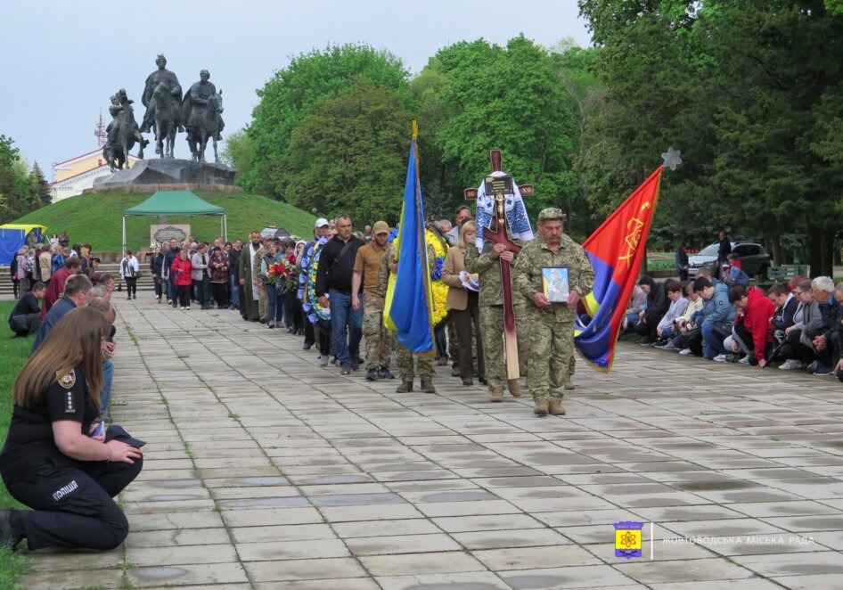 Провели в останню путь на колінах: на Дніпропетровщині попрощались з загиблим Героєм