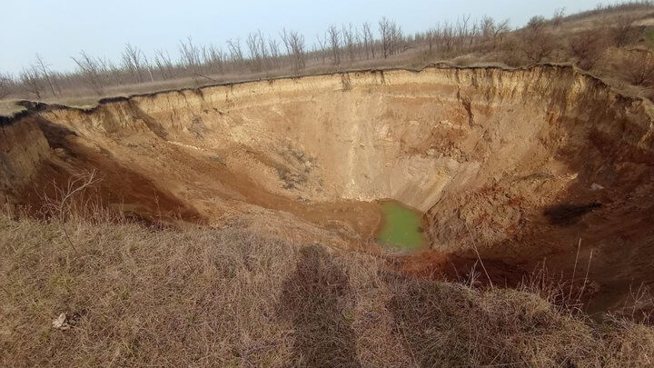В Днепропетровской области на месте старого рудника образовалась стометровая пропасть