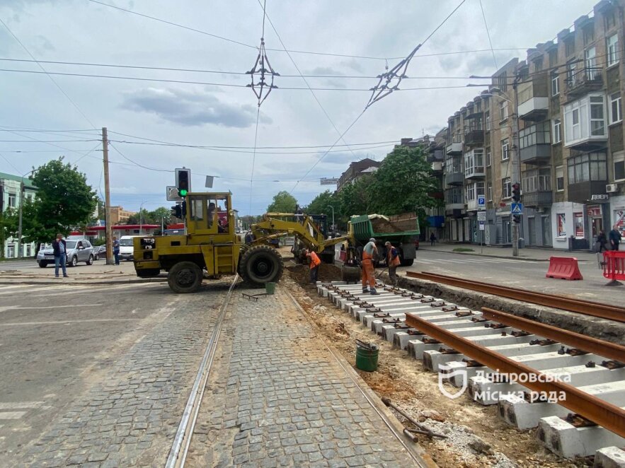 У Дніпрі на розі просп. Лесі Українки та вул. Андрія Фабра ремонтують аварійний трамвайний переїзд - Наше Місто