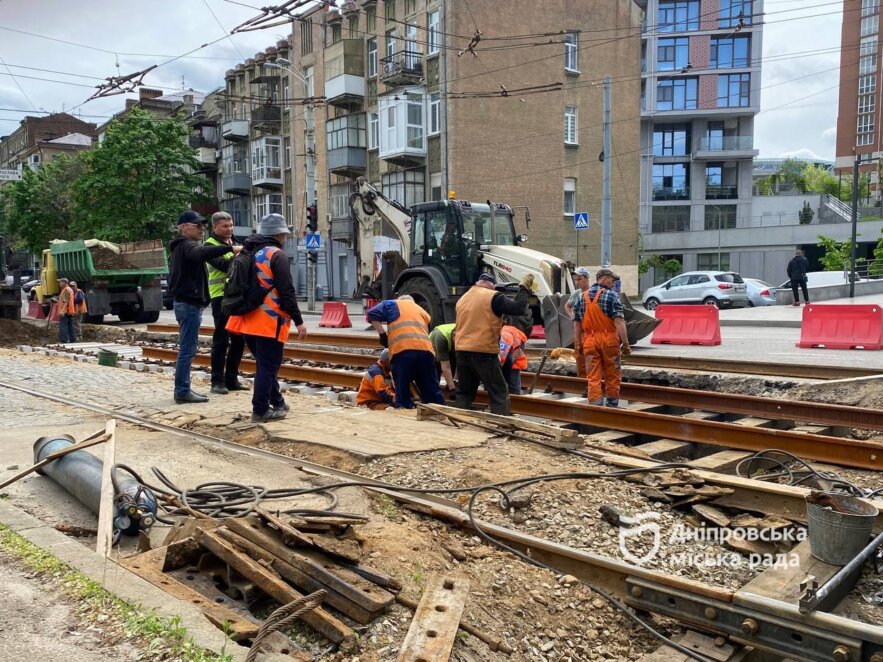 У Дніпрі на розі просп. Лесі Українки та вул. Андрія Фабра ремонтують аварійний трамвайний переїзд - Наше Місто