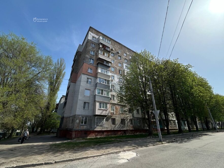 У Дніпрі почали встановлювати вікна у будинках, які постраждали внаслідок ракетної атаки рф 2 квітня
