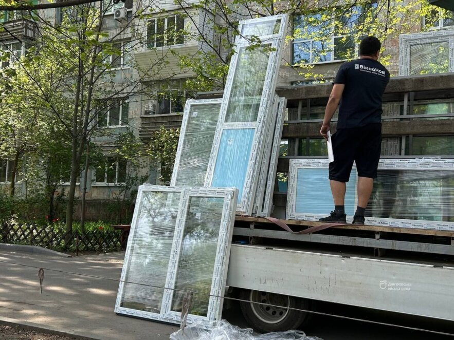 У Дніпрі почали встановлювати вікна у будинках, які постраждали внаслідок ракетної атаки рф 2 квітня