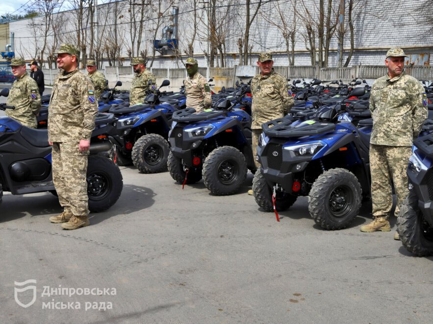 Дніпро забезпечив військових уже сотнею квадроциклів та працює над придбанням наступної партії