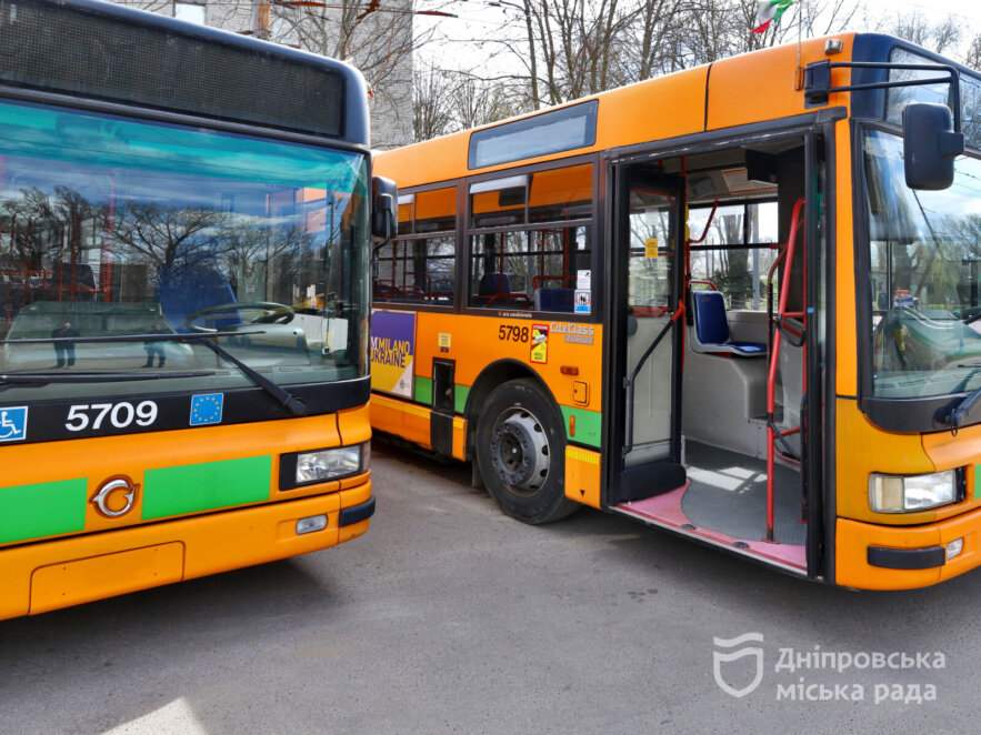 Для різних галузей міського господарства: до Дніпра прибула партія автобусів з Мілана