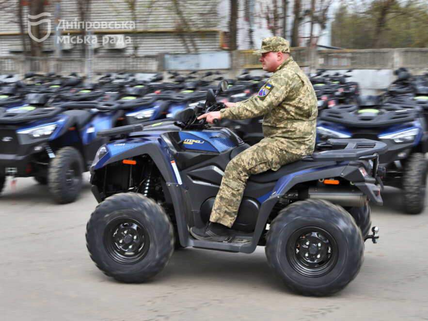 Дніпро забезпечив військових уже сотнею квадроциклів та працює над придбанням наступної партії