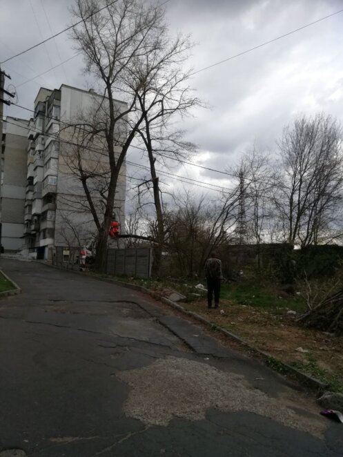 У Дніпрі біля аптеки розширили тротуар та поставили пандус