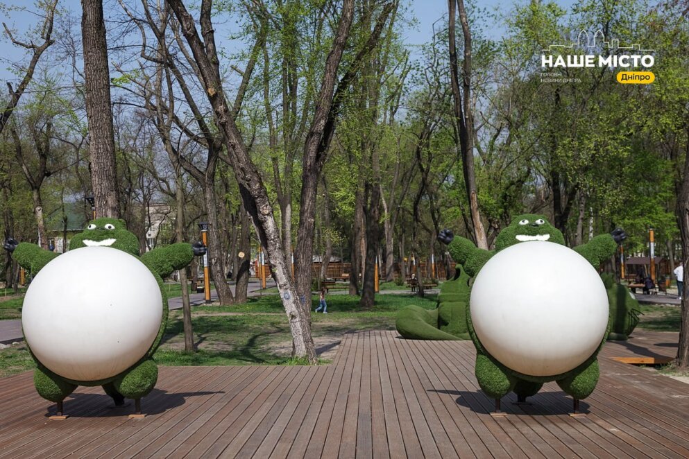 Зеленый Котобус и пушистые Тануки: как выглядит сквер Металлургов в Днепре весной