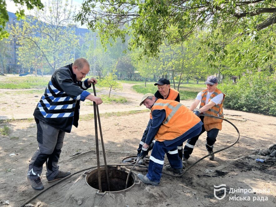 КП «Дніпроводоканал» ліквідовує засмічення каналізації у багатоповерхівках