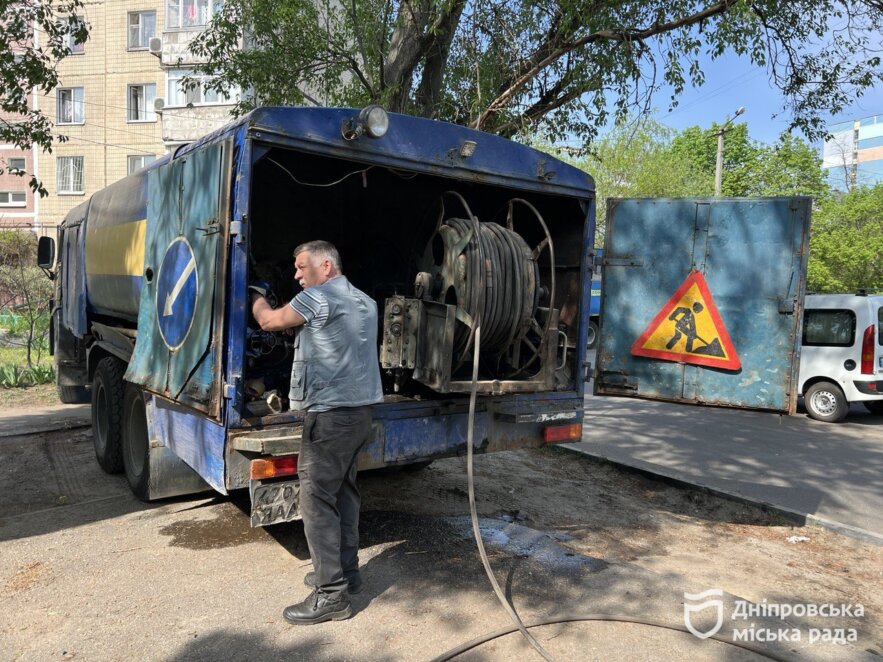 КП «Дніпроводоканал»  ліквідовує засмічення каналізації у багатоповерхівках