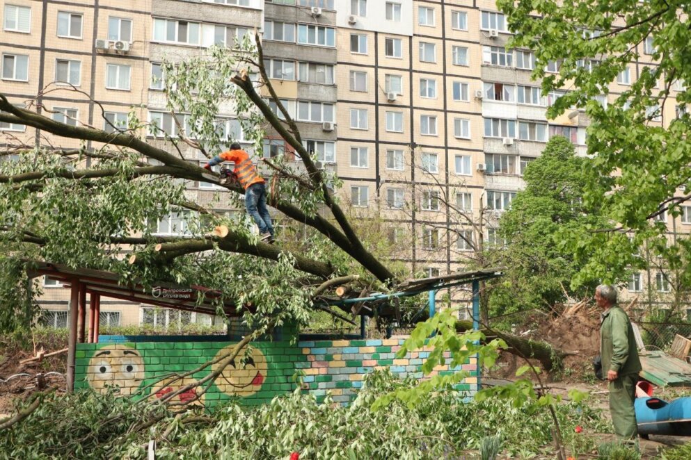 У Дніпрі ліквідовують наслідки негоди