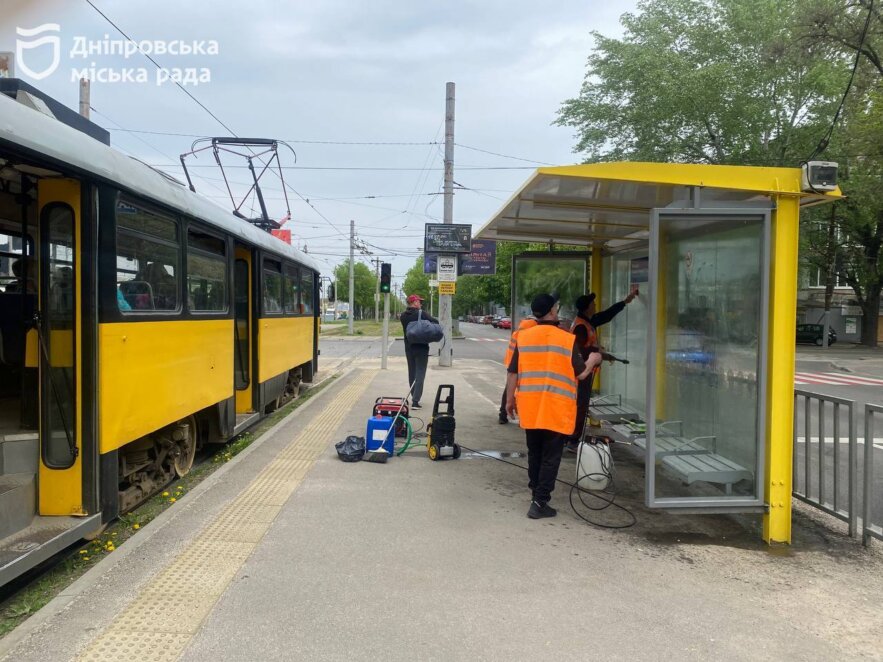 У Дніпрі проводять генеральне прибирання на зупинках громадського транспорту 