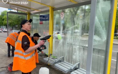 У Дніпрі проводять генеральне прибирання на зупинках громадського транспорту