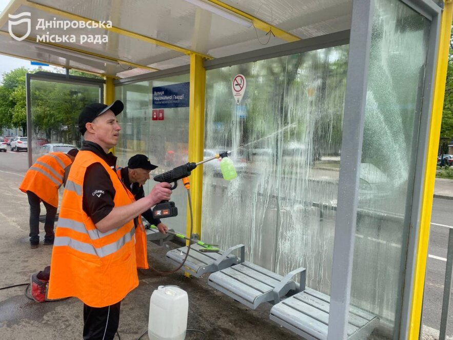 У Дніпрі проводять генеральне прибирання на зупинках громадського транспорту