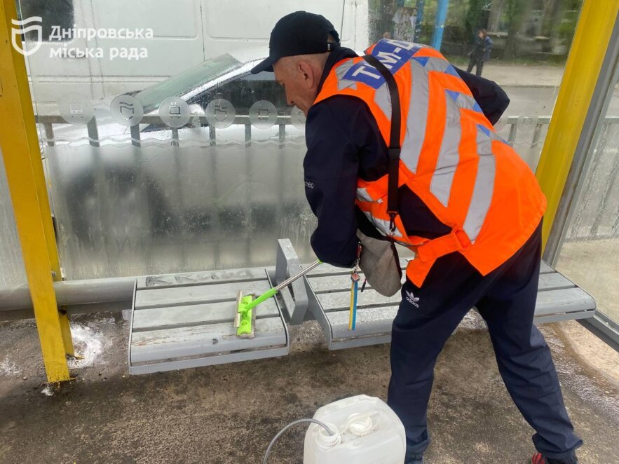 У Дніпрі проводять генеральне прибирання на зупинках громадського транспорту 